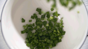 韭菜洗凈，切粒。