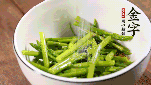 將調(diào)料放入準(zhǔn)備好的食材中，攪拌均勻。