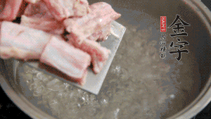 剁成塊狀的排骨洗凈，放入沸騰的鍋中，加姜片汆燙，2分鐘后撈出備用。