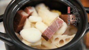加水沒過食材，加料酒大火煮沸后，再小火燉煮1小時(shí)。（如果沒有砂鍋小火燉煮，用電飯煲的煮湯功能、高壓鍋也是可以的。）