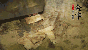 加適量溫水淹沒食材，大火燉至水沸后再小火慢燉1小時，出鍋前10分鐘加枸杞。（焯過水后的豬蹄不應(yīng)再用涼水，用溫水燉煮更容易軟爛。也可以用高壓鍋或者有煲湯功能的電飯煲，省時又便于入味。）