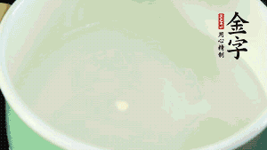 鍋中盛涼水，放入汆燙好的鴿子、火腿片、生姜片。