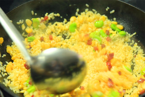 然后加入炒好的食材混合均勻，炒熟即可。出鍋前加少許黑胡椒、鹽和蔥花就可以啦?。?！
