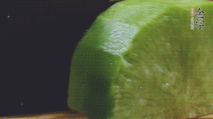 青蘿卜去皮切小塊。