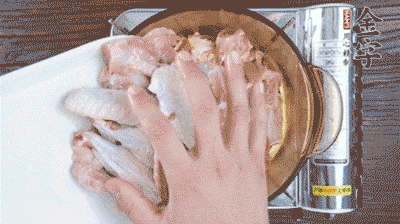 加料酒、蔥姜焯水2分鐘，清洗備用。