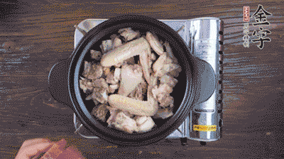 將雞肉塊、火腿、料酒、姜一同放入在燉鍋中，加冷水大火煮開后，小火燉煮40分鐘。