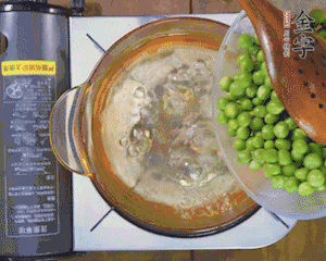 豌豆粒焯水30秒，過涼水。