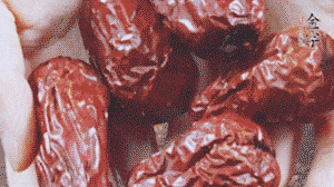 紅棗洗凈，對半剪開。