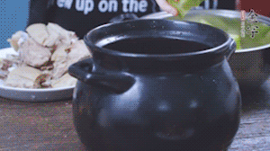 另起砂鍋，依次放入蘿卜、羊肉、火腿蹄片，加料酒、清水沒過食材。