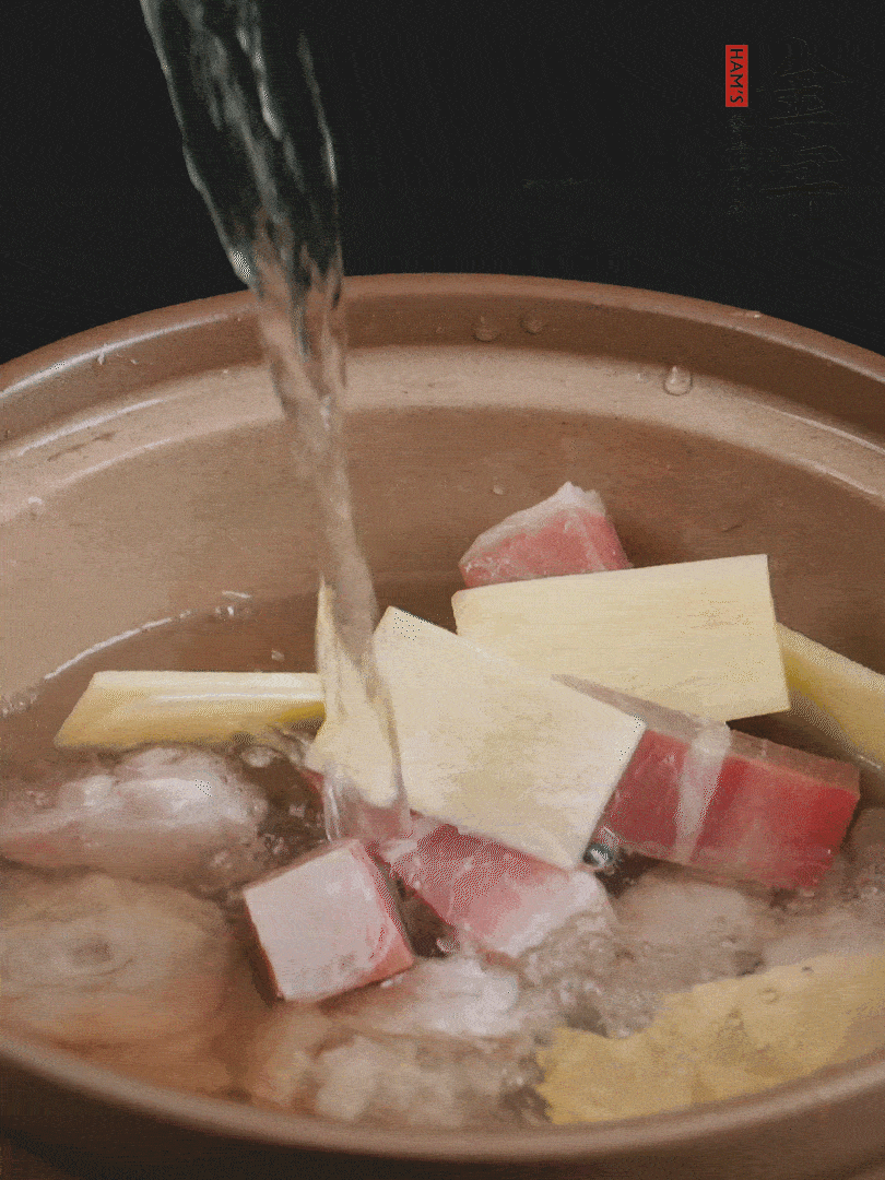 雞塊、火腿、姜片加適量料酒、清水燉80分鐘。