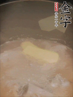 排骨洗凈，加生姜、黃酒焯水，溫水洗凈備用。
