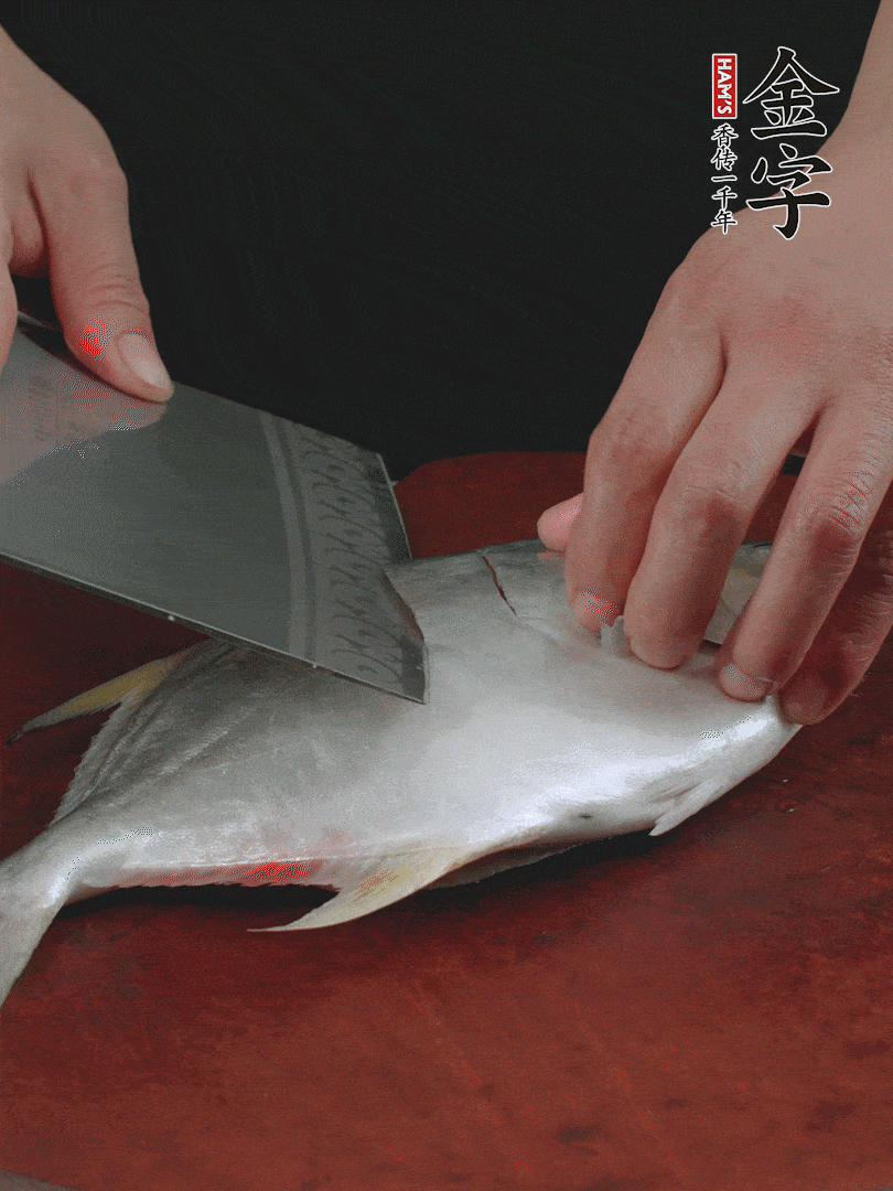 處理干凈銀鯧魚1條，表面斜刀切出花刀。