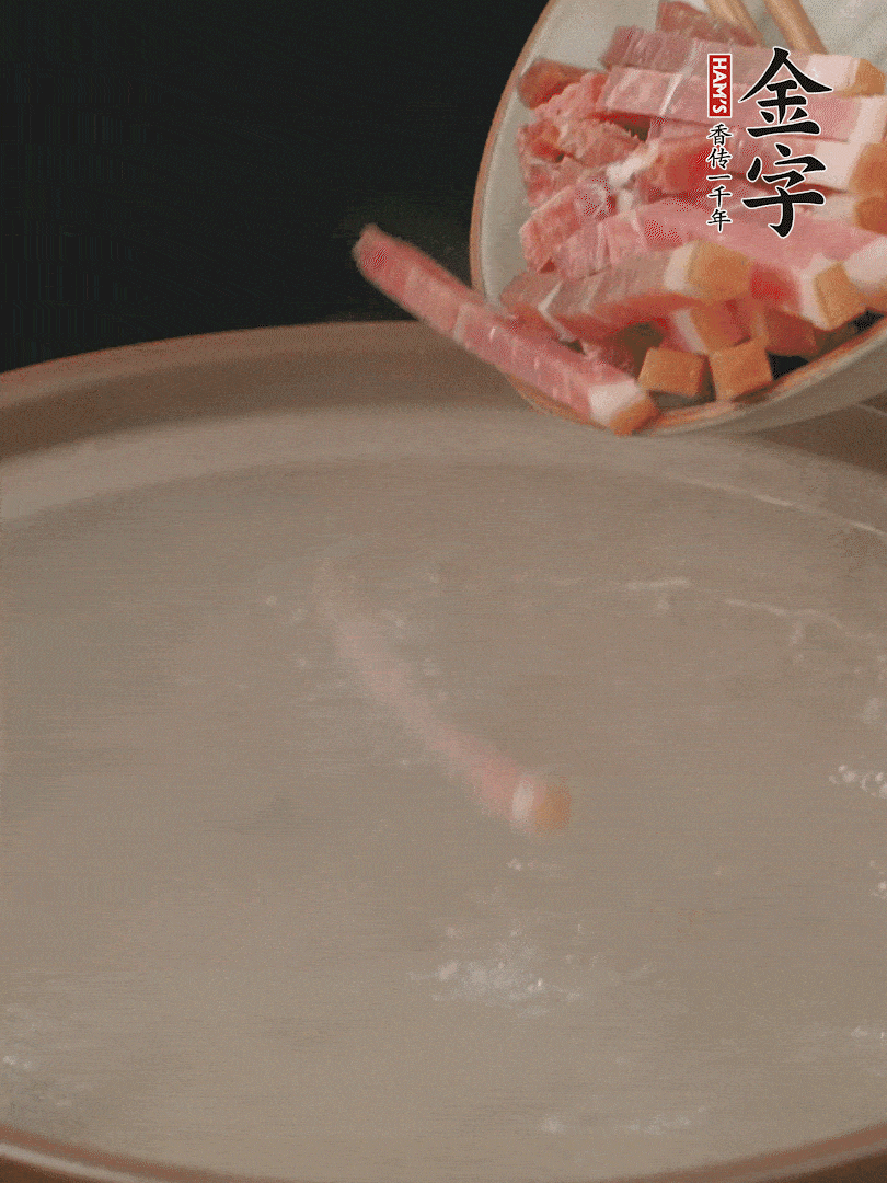 金字火腿切絲，熱水下鍋，放火腿燉煮15分鐘。