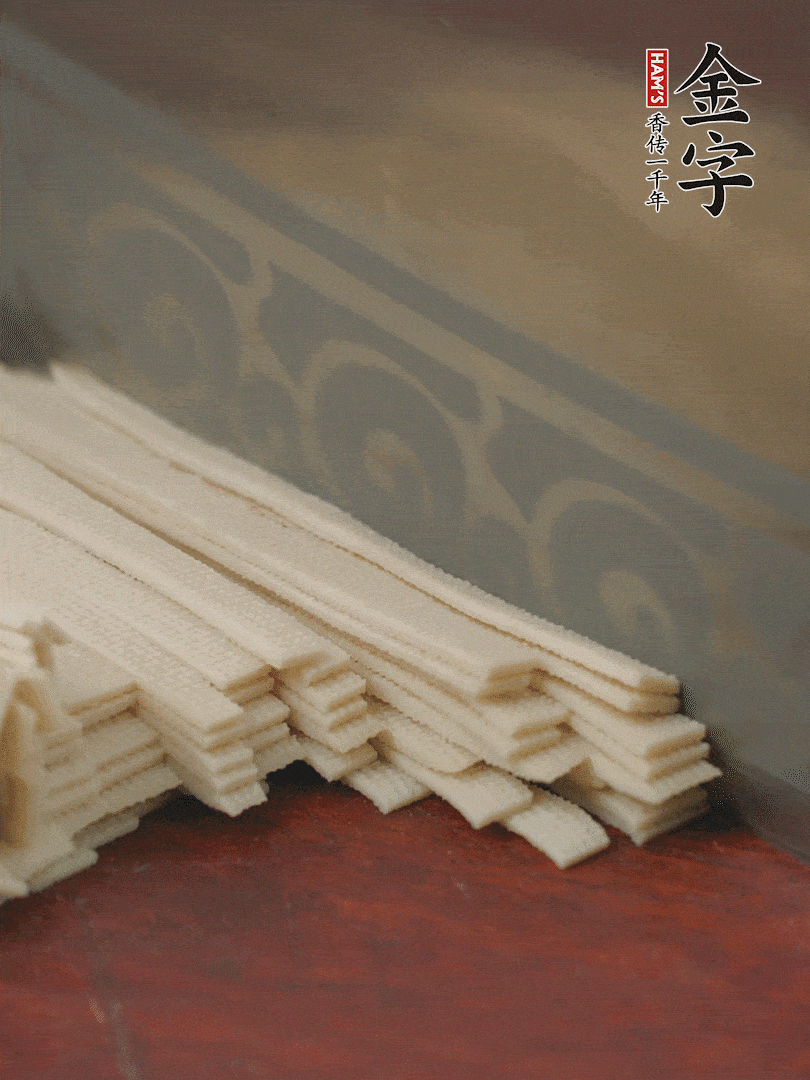 燉火腿期間，千張切細(xì)絲，白蘿卜去皮切細(xì)絲，蒜葉切細(xì)丁。