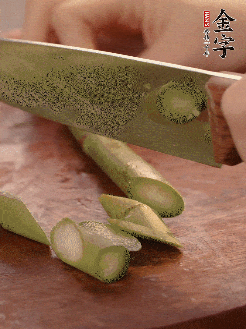 蘆筍去掉底部老的部分，斜切成段。白玉菇去掉根部，日本豆腐切成圓厚片。