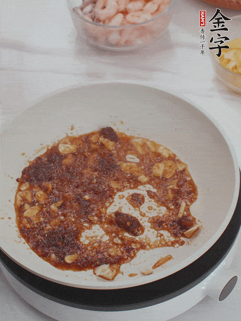 冷鍋熱油，1大勺金字火腿XO醬、蒜末炒香，倒粉絲一起炒。
