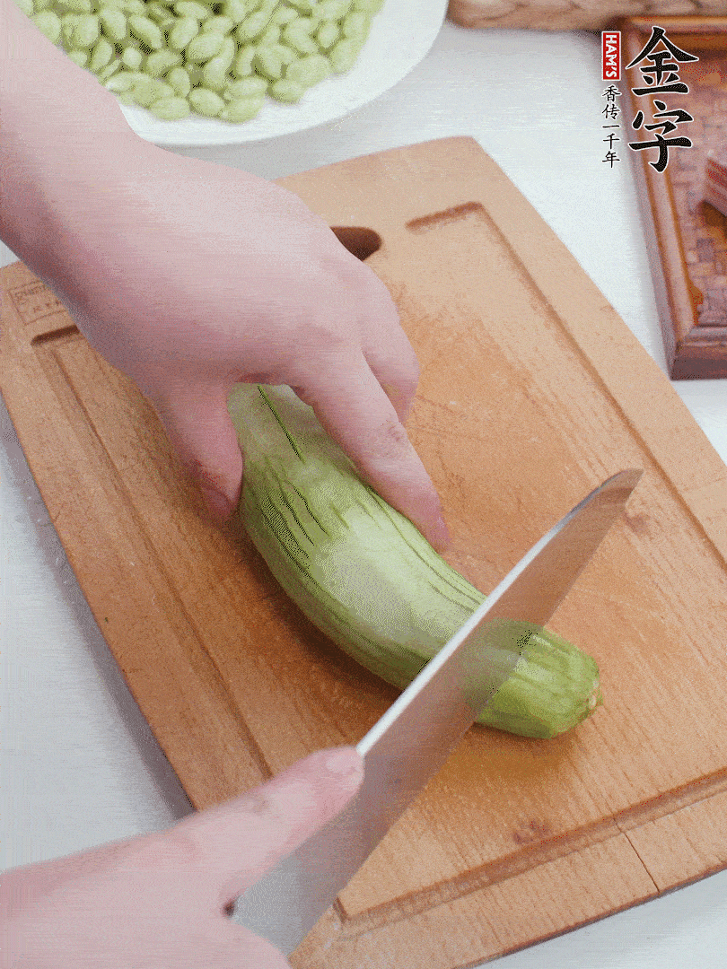 絲瓜去掉外皮，去掉兩端，切成滾刀塊。