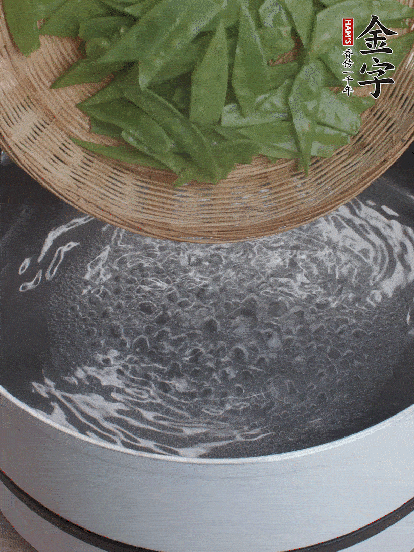 甜豆莢撕掉老筋，斜切兩半，焯水1分鐘。