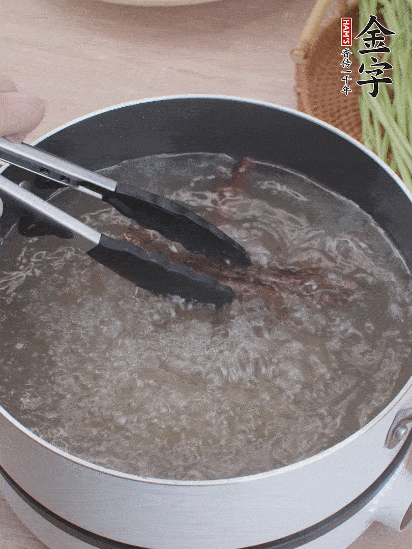 金字醬油肉下鍋煮10分鐘，切薄片。