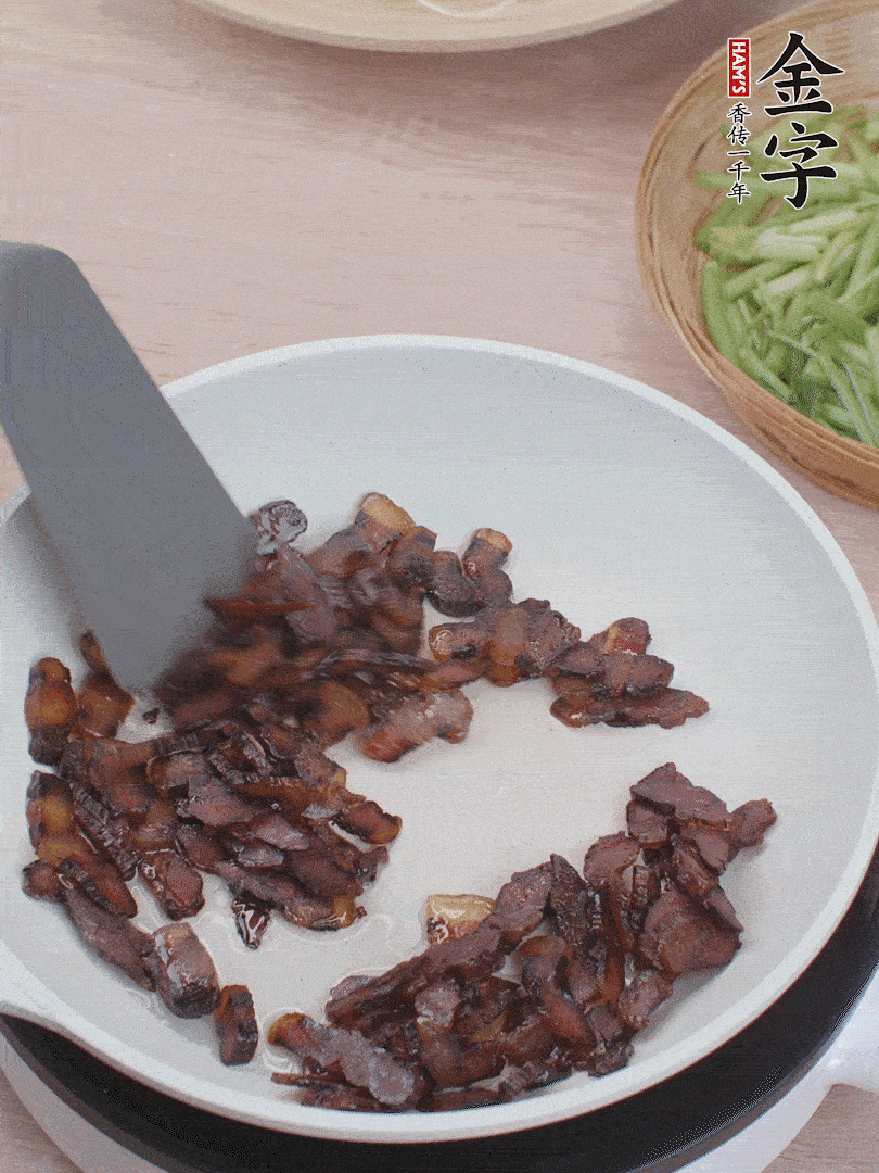 起鍋熱油，煸香醬油肉。