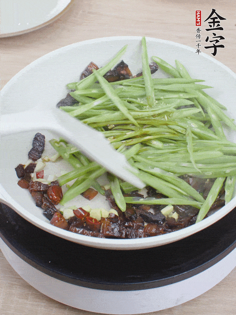 下豆角，生抽、雞精調(diào)味，炒到斷生。