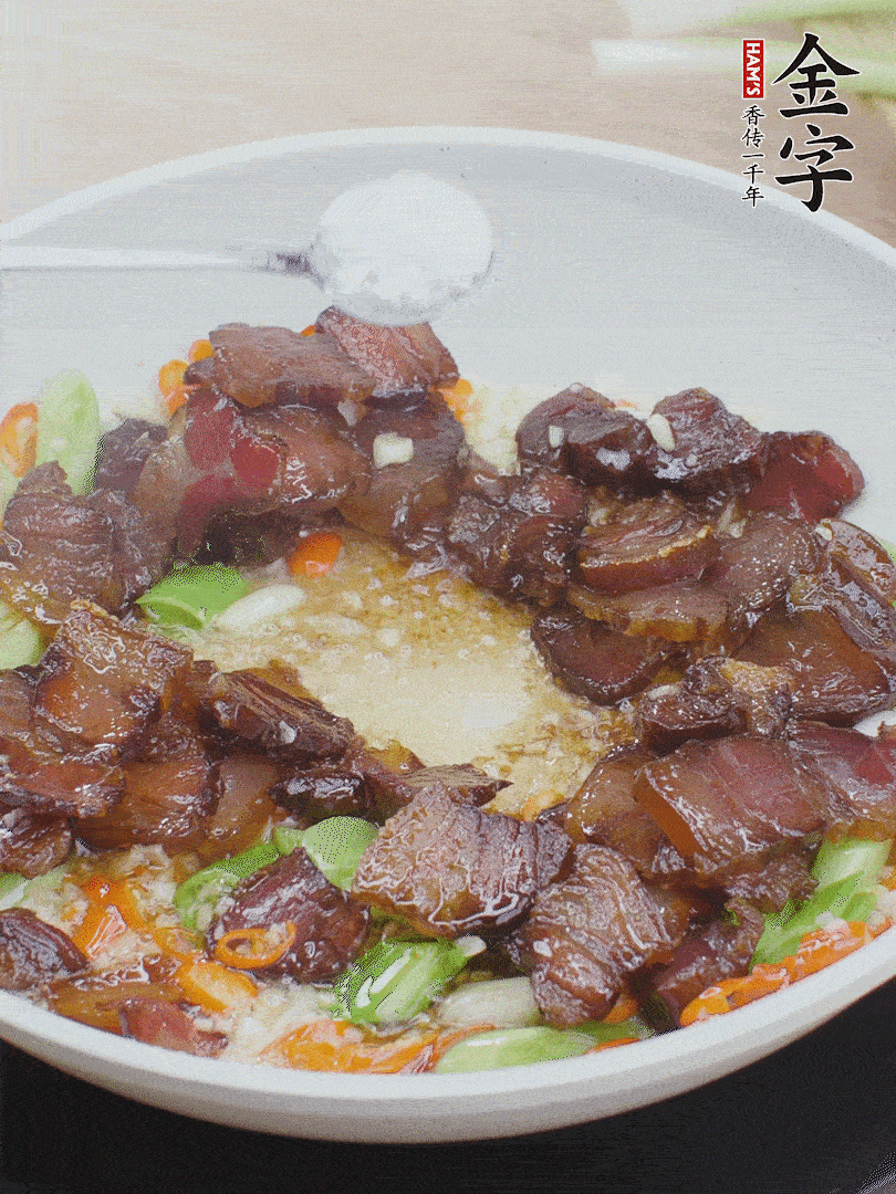下醬油肉，一點生抽、白糖調(diào)味。