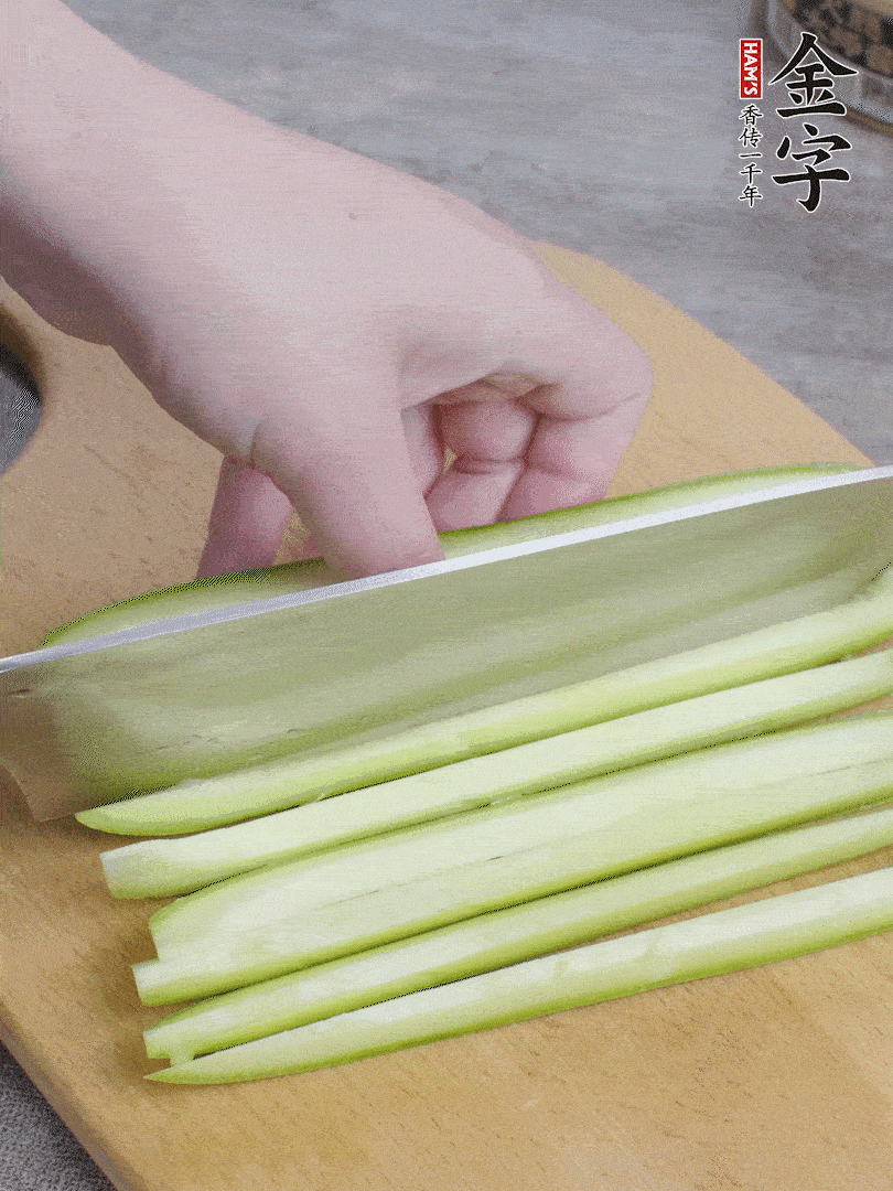 西葫蘆對(duì)半切，去瓤切條。