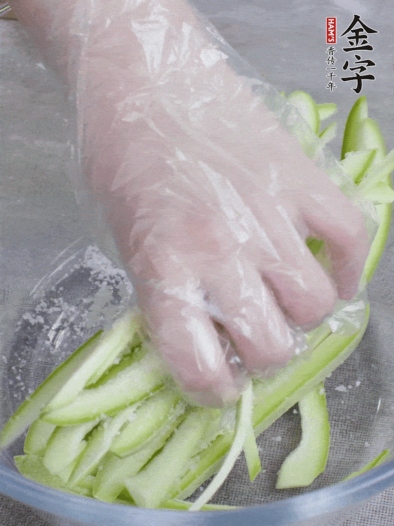 加鹽腌制15分鐘，清洗后擠干水份。