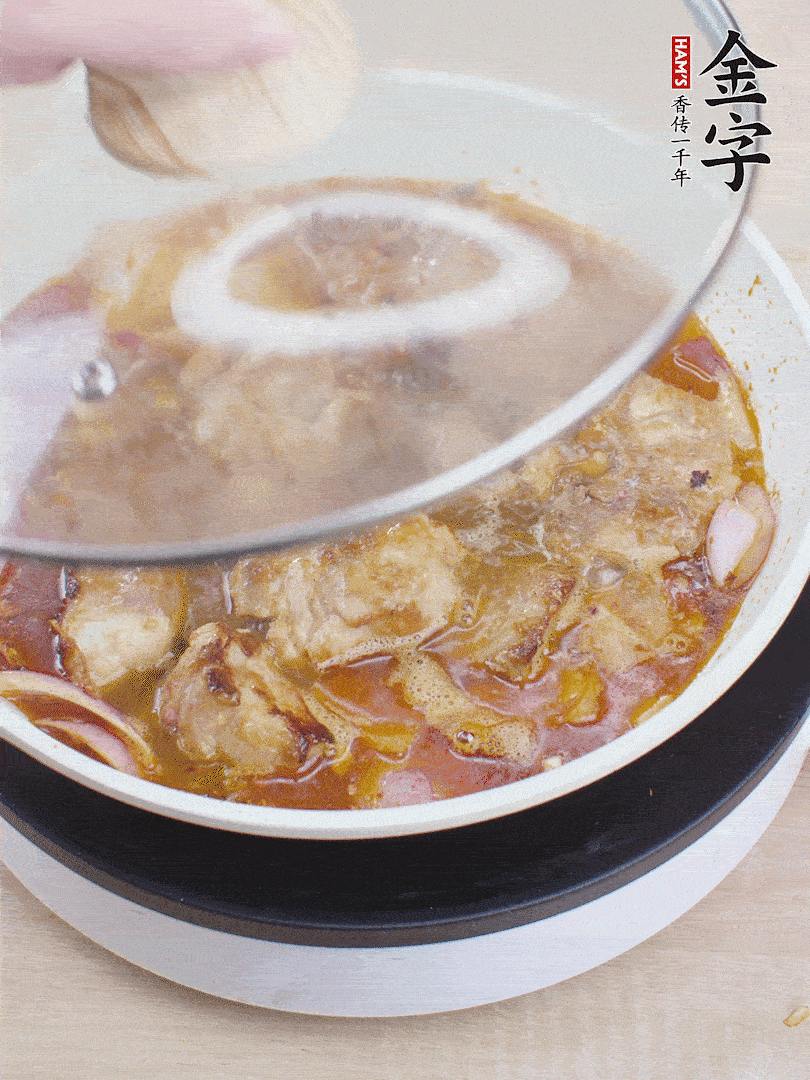 下小排翻炒，加1勺生抽、1點(diǎn)白砂糖和少許水燜2分鐘。
