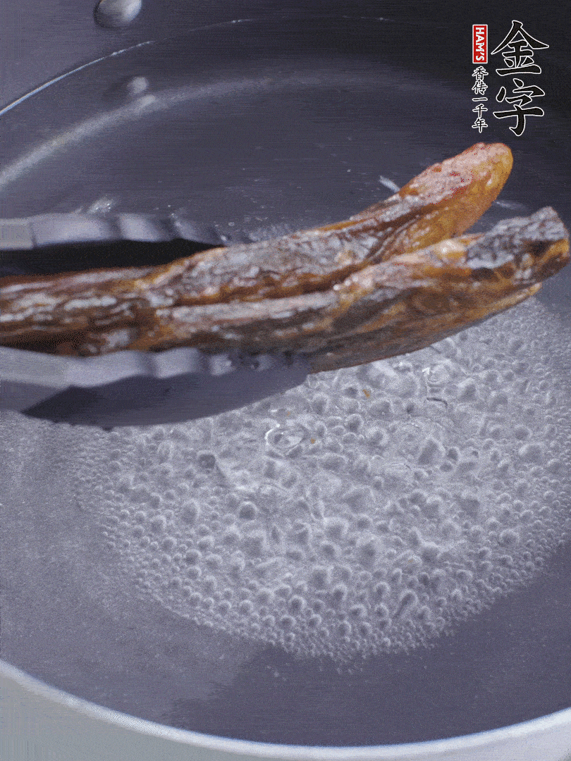 金字醬油肉水煮15分鐘，切薄片。