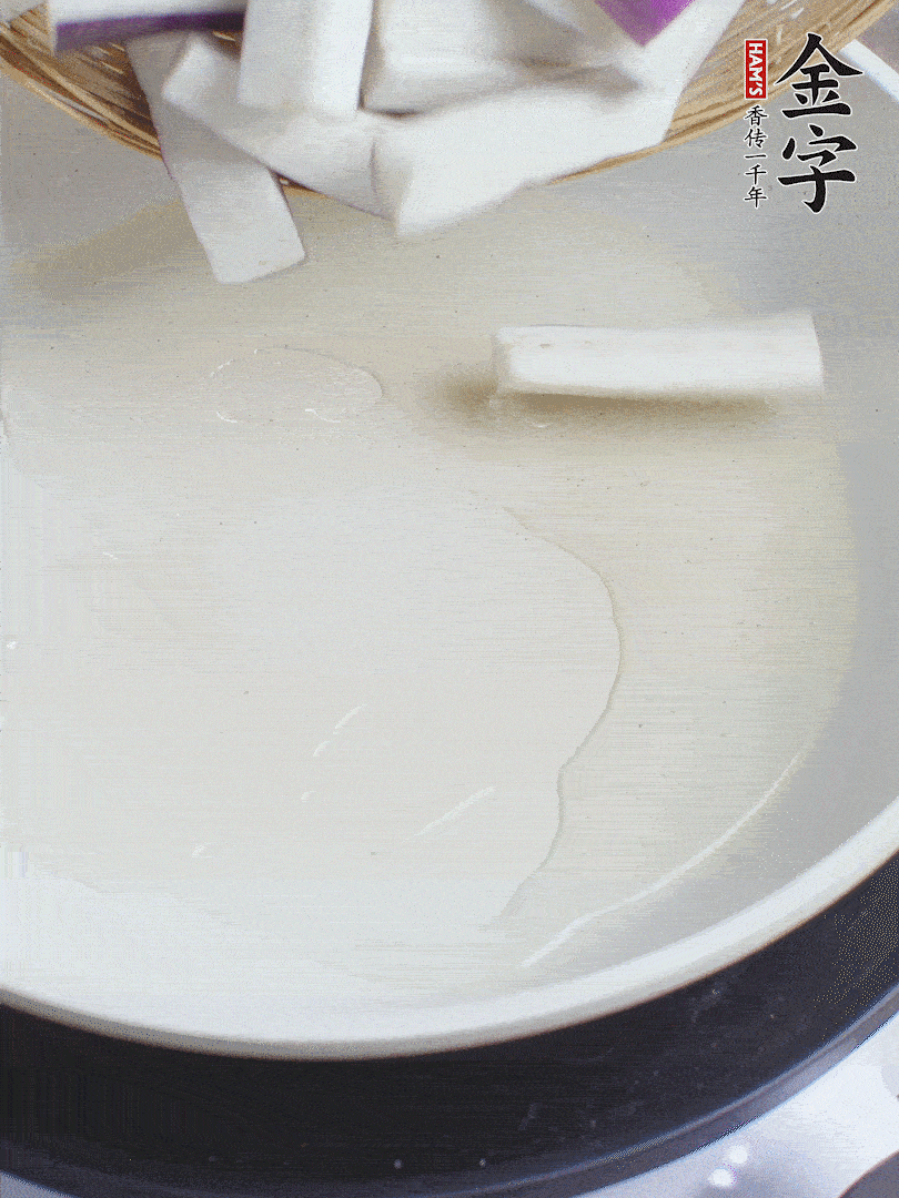 杭茄洗凈去蒂，縱向剖成4份，切成長10cm左右的段。白洋蔥切絲?？谀⑾磧羧サ舯?。紅椒切菱形片。