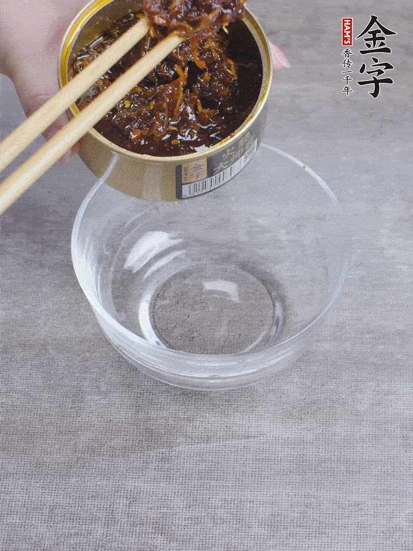 金字火腿大師醬2勺、醬油1勺、白砂糖1/2勺調(diào)勻。