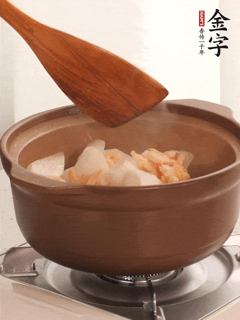 放白蘿卜、海米煸炒1-2分鐘，白蘿卜一定要先炒過再燉湯，香味更足。