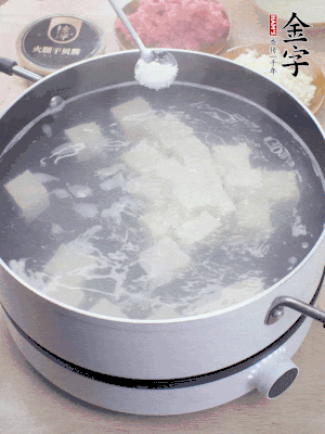 豆腐切成大小均勻正方體，鍋內(nèi)放水，加一點(diǎn)鹽焯水10秒。