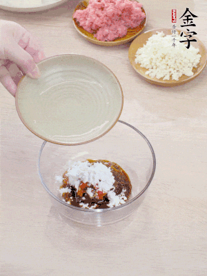 調(diào)料汁：金字火腿干貝醬2勺、剁椒1/2勺、生抽1/2勺、淀粉2勺、清水半碗。