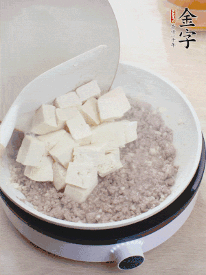 放豆腐翻拌均勻，倒料汁燜煮。