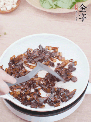 起鍋熱油，煸香醬油肉，撥拉到一邊。