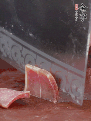 取金字火腿塊150g，切成薄片。生姜切片。