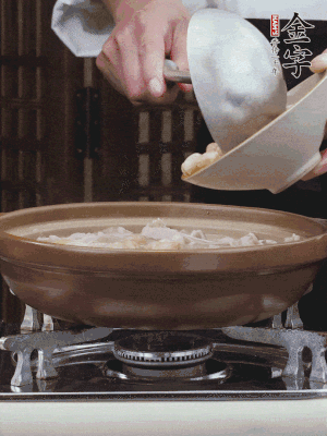 燜煮30分鐘，下花生、紅棗煮5分鐘。（花生提前預(yù)煮15分鐘）