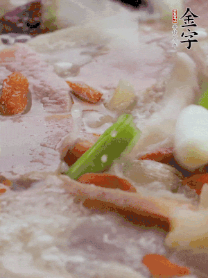 最后下枸杞、蒜白。