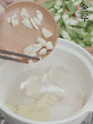 砂煲熱油，姜蒜、辣椒煸香。