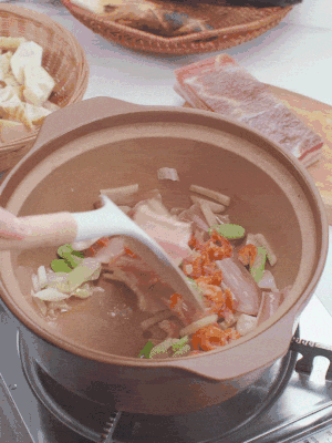 砂鍋中倒入油，放入姜片、蔥段、咸肉、海米炒出香味。