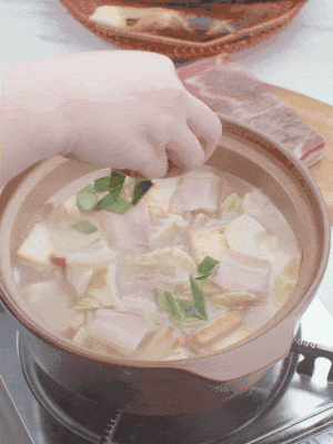 一小撮鹽、糖、雞精調(diào)味，最后撒點(diǎn)蒜葉點(diǎn)綴。