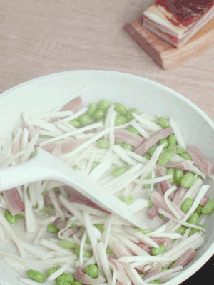 下茭白絲、青豆翻炒。