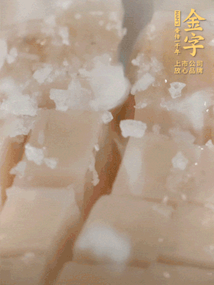 鮑魚中加點鹽、蠔油抓拌一下。