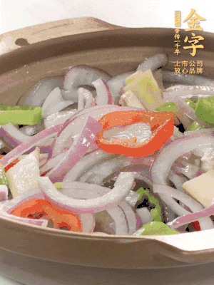 砂鍋底鋪上香菜，放上料頭，再放上焯過水的鮑魚殼。