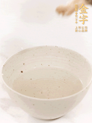 羊肚菌流水洗凈2遍后，溫水泡發(fā)15-20分鐘。