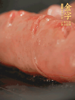 金字烤腸劃花刀，小火慢煎，煎到表皮金黃微焦即可。