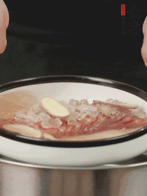 置于盤中，加冰糖100g、黃酒100g、水200g，上鍋蒸20分鐘。