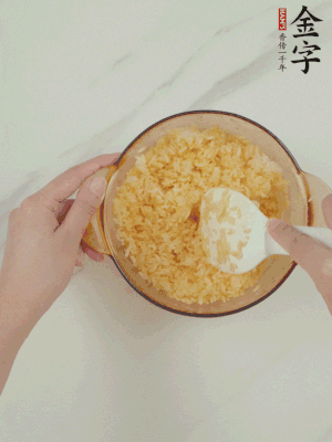 隔夜剩米飯加蛋黃攪拌均勻。